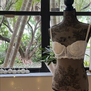 🦋NWT Victoria Secret Chic White Lace Underwire Bra 36C